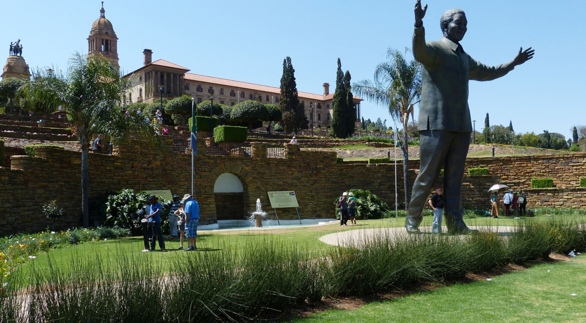 mandela statue