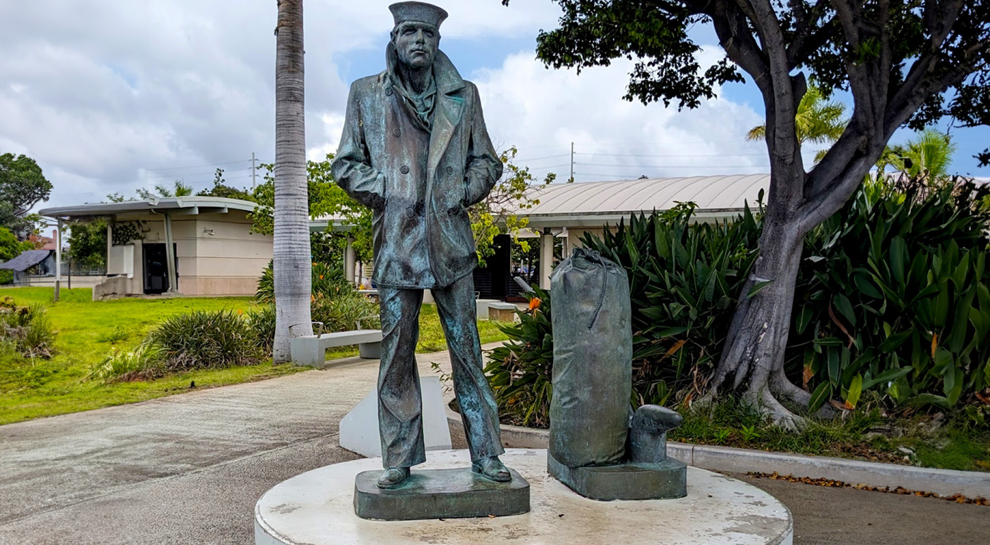 statue